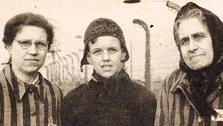 Oleg Mandić, allora dodicenne, con la mamma e la nonna nei giorni successivi alla liberazione avvenuta il 27 gennaio del 1945