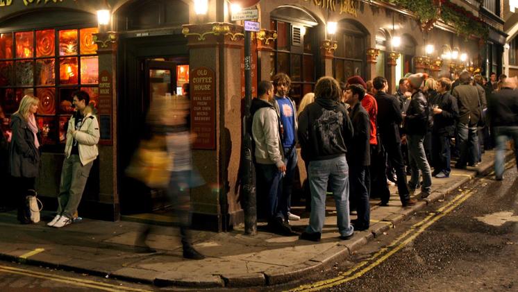 L’ingresso di un pub londinese, come quello dell’aggressione