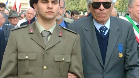 Vito Olivetti (a destra) a Bassano  accompagnato da un militare