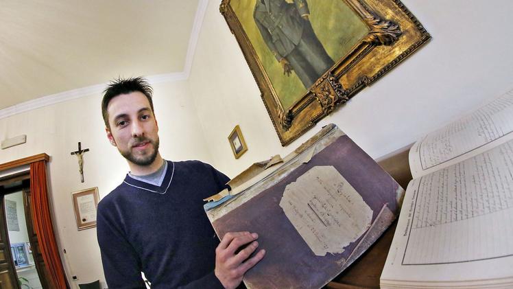L’assessore ai lavori pubblici Andrea Zorzan con alcuni faldoni dell’archivio storico. STUDIOSTELLA-CISCATO