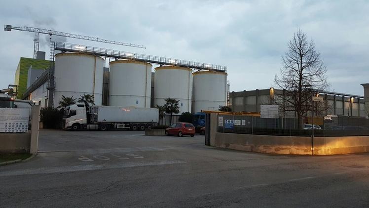 I silos della Cereal Docks dove ieri è avvenuto l’infortunio.  FOTO MARINI Ieri l’intervento dell’ambulanza dopo l’allarme dato dall’azienda