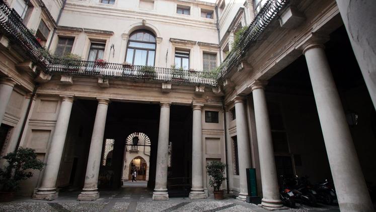 I consiglieri comunali abbandonano palazzo Trissino per dare il via a un botta e risposta su Facebook