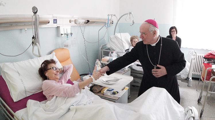 La visita del vescovo di Vicenza agli anziani dell’Ipab “La Pieve”. FOTOSERVIZIO MASSIGNANMons. Pizziol  ha visitato alcuni reparti dell’ospedale castellano