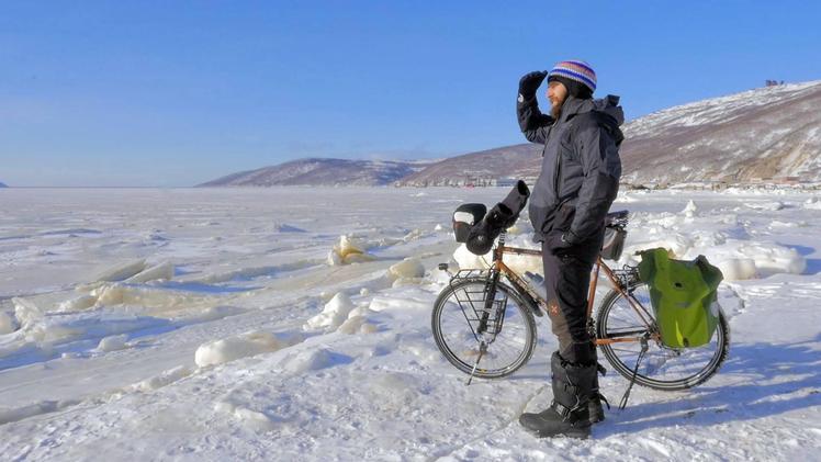 Dino Lanzaretti osserva il percorso nel gelo della Siberia
