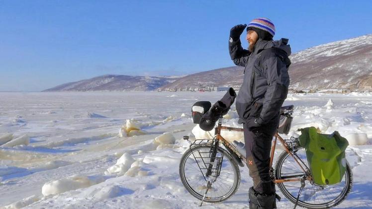 Dino Lanzaretti osserva il percorso nel gelo della Siberia. [END_3][FOTOGRAFO]E.CU.