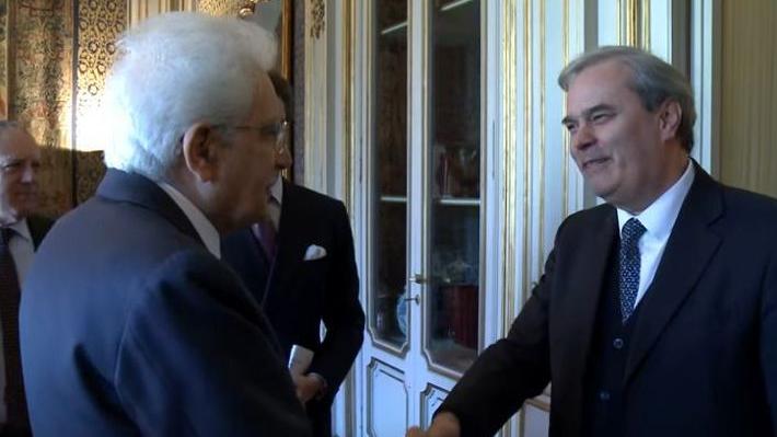 La stretta di mano tra il presidente della Repubblica Sergio Mattarella e il sindaco Achille Variati