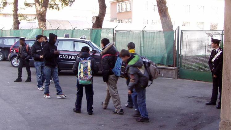 Controlli dei carabinieri davanti ad una scuola