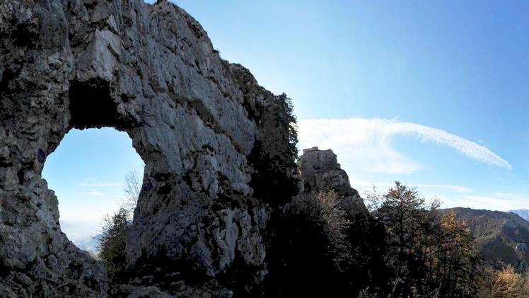 L'inconfondibile foro nella roccia che dà il nome al monte Priaforà.
