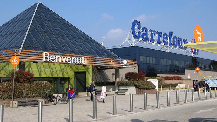 La zona di esterno dell’ipermercato Carrefour