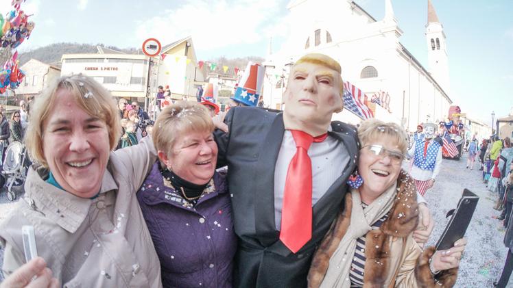 La maschera di Donald Trump tra le vie di San Pietro