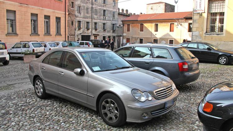 Automobili parcheggiate all’interno dell’area del Castello degli Ezzelini FOTO CECCONAntonio Fiorese, consigliere comunale del Partito democratico