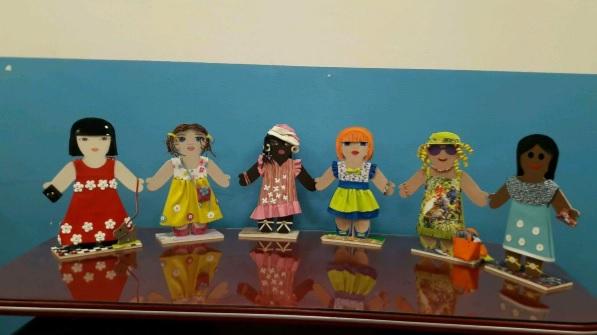 Gruppo delle bambole “multietniche” realizzate dalle classi III A-C-D
