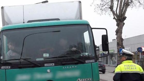 I vigili mentre controllano il camion sospetto in Viale Europa. A.F.