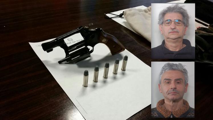 I due arrestati e la pistola usata per la tentata rapina