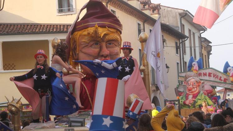Il carro dedicato a Donald Trump nella sfilata tenutasi ieri nel centro di Malo. FOTO CISCATO