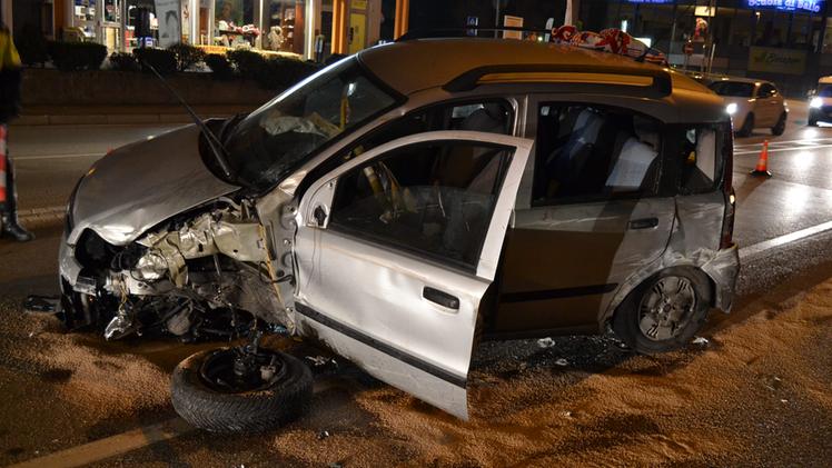 La Fiat Panda distrutta dopo l'incidente