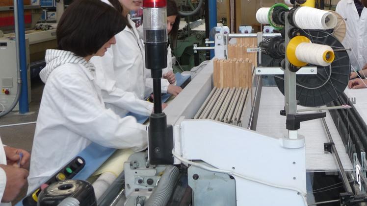 Alcuni studenti impegnati nel laboratorio tessile dell’istituto tecnico Marzotto di Valdagno. ARCHIVIO