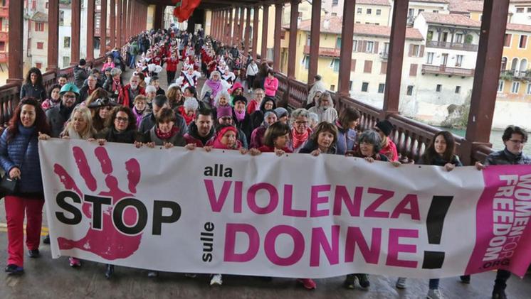 Il corteo contro la violenza sulle donne passa sul Ponte degli Alpini
