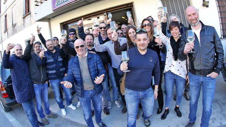 Gli amici di Gianluca Fabris brindano dopo il funerale, davanti al bar Felix