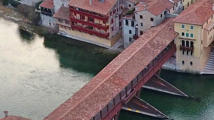 Una veduta dall’alto di via VerciIl restauro partirà dal tetto del Ponte degli Alpini FOTOSERVIZIO CECCON