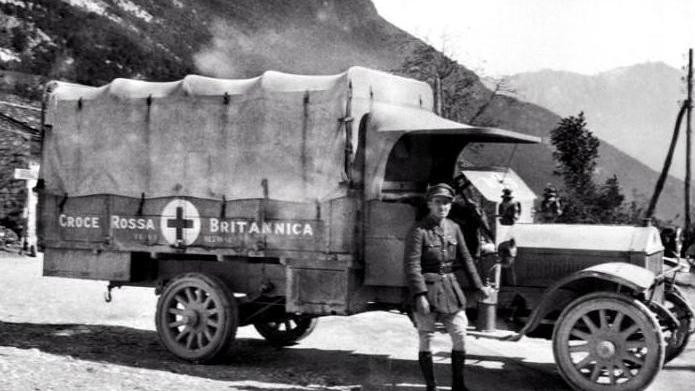 L’entrata monumentale a Bocchetta CampigliaUn mezzo della Croce Rossa Britannica di stanza in Val Leogra. S.D.C.