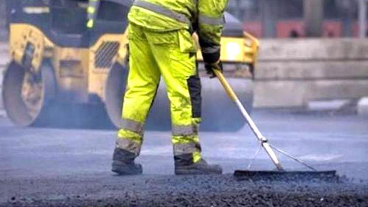 Lavori di asfaltatura in corso in alcune strade cittadine.