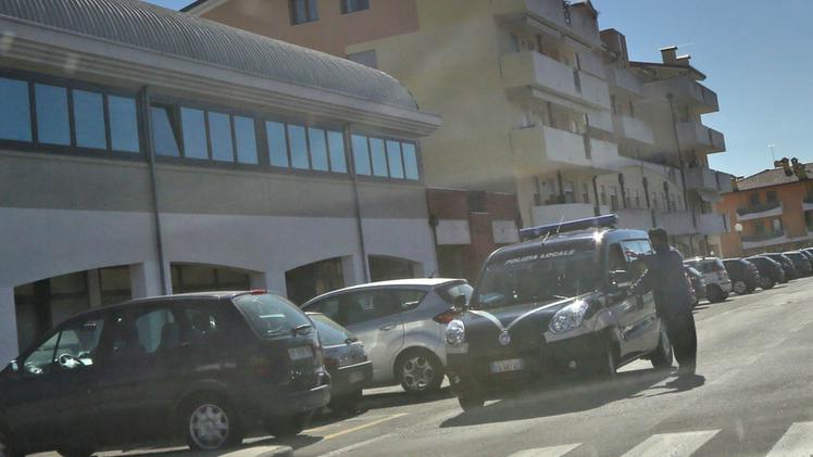 La zona di quartiere Firenze in cui  imperversano i balordi e la polizia locale durante un controllo Sono presi di mira anche i clienti del supermercato