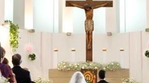La celebrazione di un matrimonio in chiesa. FOTO ARCHIVIO
