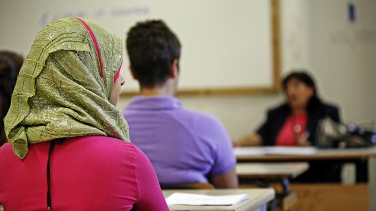 Una ragazza musulmana con il velo in classe in una foto di repertorio