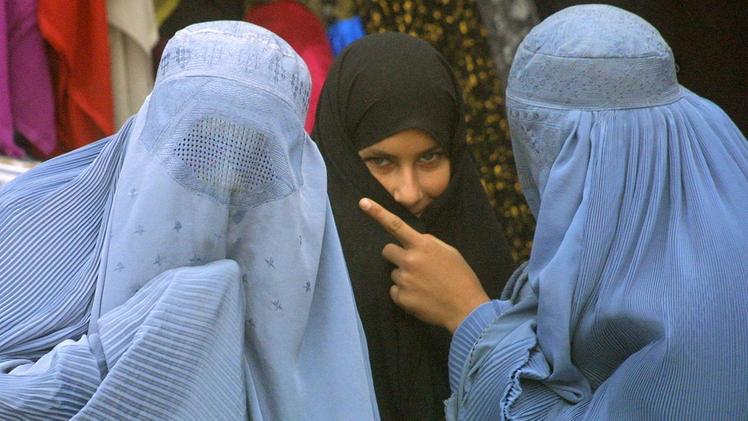 Una ragazza musulmana con il velo in classe in una foto di repertorio