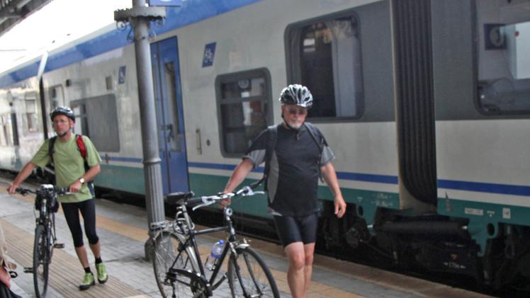 Percorsi e una “ciclofficina“ nell’immediato futuro della città per incentivare l’uso della biciclettaCicloturisti appena “sbarcati“ a Bassano FOTO CECCON