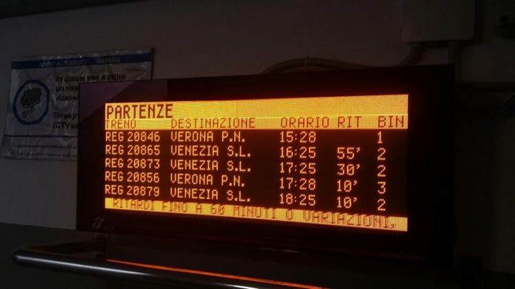 Pesanti i ritardi sulla linea Vicenza-Verona. COLORFOTO