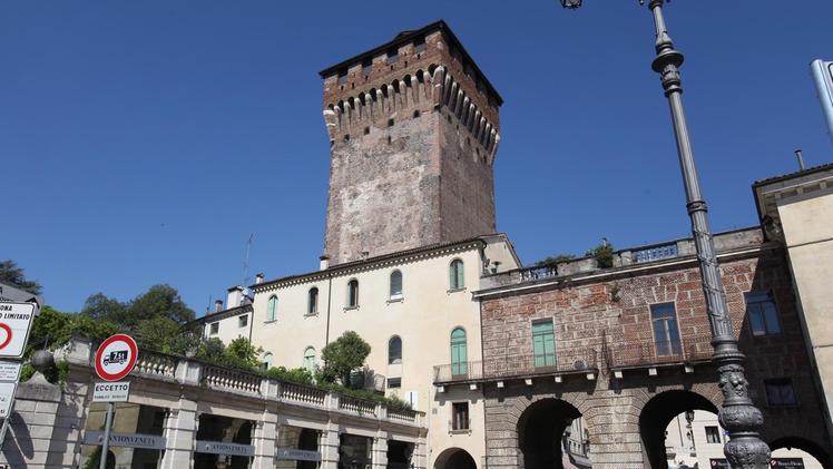 Il torrione di porta Castello è stato venduto all’asta per 310 mila euro: sei anni fa era stato valutato quattro milioni. COLORFOTO
