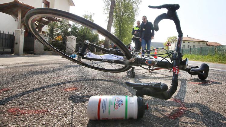 La bicicletta sull’asfalto dopo la drammatica caduta di ieri mattina a Sarcedo. FOTO DONOVAN CISCATO