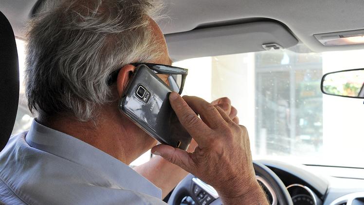 Nel 2016 pizzicati più di due automobilisti al giorno al volante col cellulare