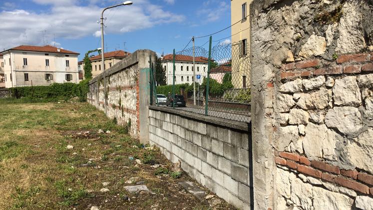 Demolito il muro delle siringhe a San Felice