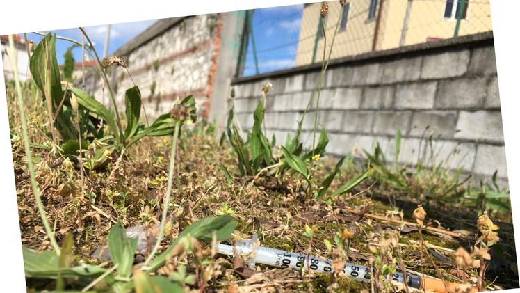 Una siringa abbandonata a pochi passi dal muro del parcheggio Cattaneo: la parete sarà demolita dal Comune nei prossimi mesi