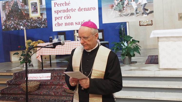 Il vescovo Beniamino Pizziol durante la veglia di preghiera