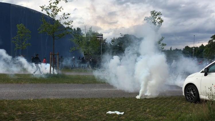 Lancio di lacrimogeni all'esterno del Bentegodi
