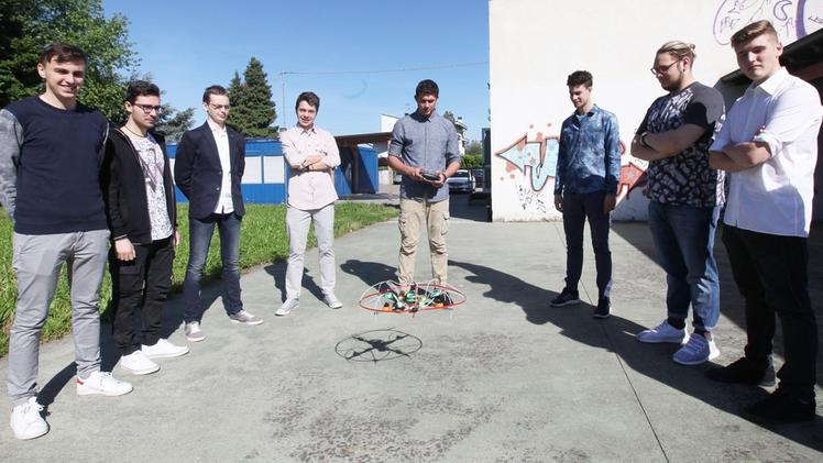 Andrea Volpe con il suo prototipo di robot premiatoGli otto studenti che hanno ideato e realizzato il drone Rocky 4, vincitore a pari merito. COLORFOTO