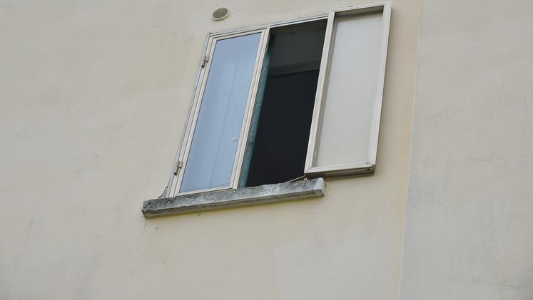 La finestra dalla quale è caduto il bimbo. MASSIGNAN