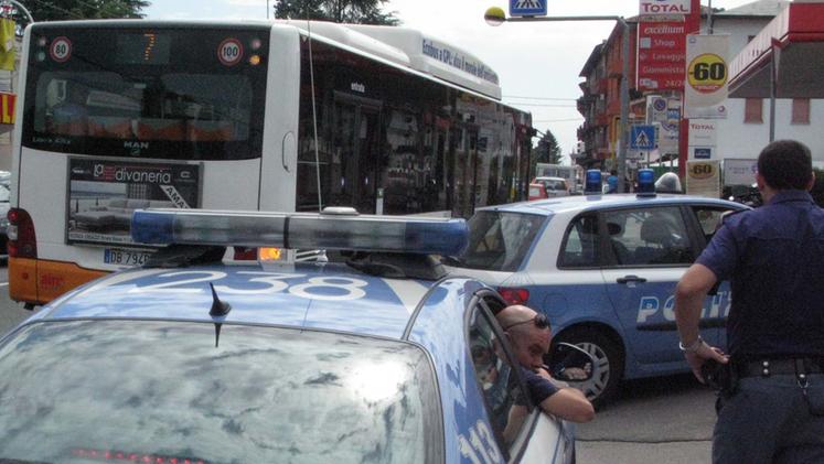 Intervento della polizia sul bus