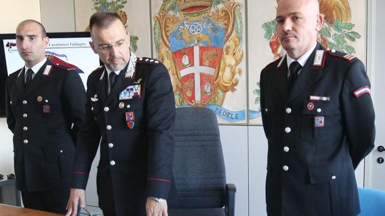I carabinieri con i documenti e il denaro sequestrati.  COLORFOTO