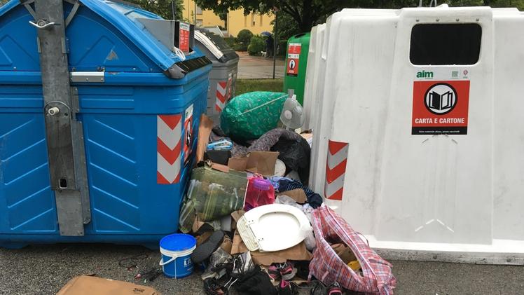 Giro di vite contro i furbetti della spazzatura: in arrivo multe da 300 euro per chi abbandona i rifiuti fuori dai cassonetti