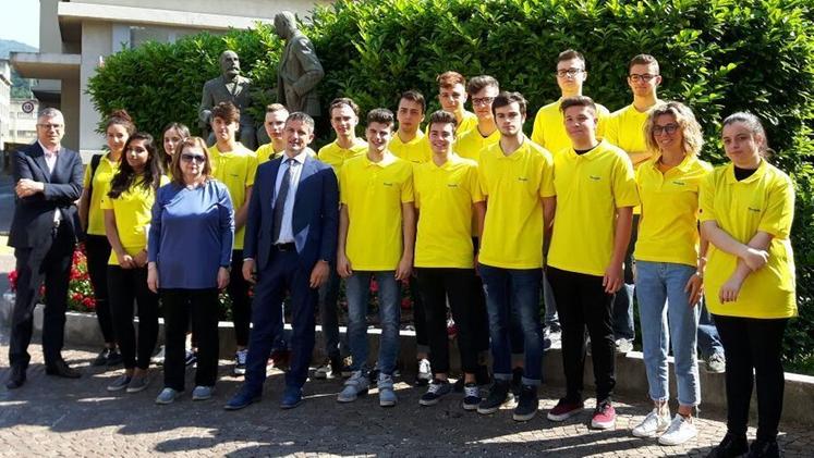 I diciotto studenti, con la loro maglietta gialla, che svolgeranno lo stage alla Marzotto Group. FOTO ZORDAN In azienda i ragazzi saranno seguiti da alcuni tutor. ARCHIVIO