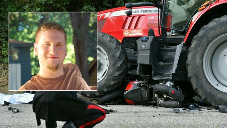 La moto sotto al trattore e la vittima, Matteo Sinigaglia, 26 anni