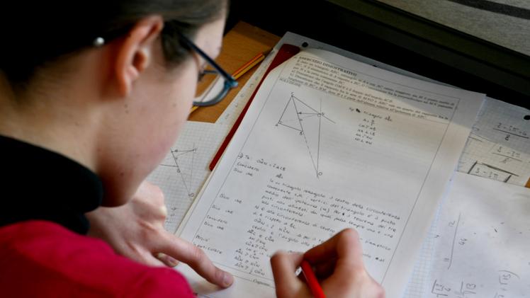 Una studentessa impegnata in una prova di matematica