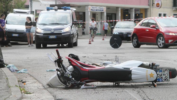 La moto a terra sul luogo dell’incidente da dove è fuggito l’automobilista. STUDIOSTELLA BREGANZE-CISCATO