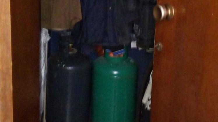 Il blitz di vigili e carabinieri nel condominio di viale Trieste. A. MAS.Alcune delle 33 bombole a gas trovare  in un appartamento. A.F.