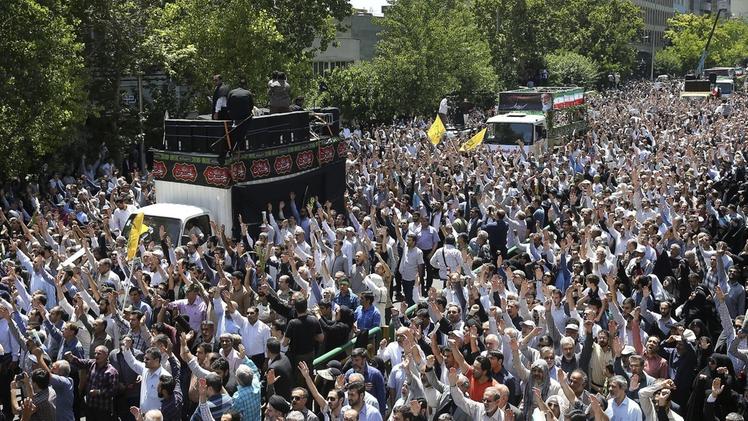 Ali Khamenei saluta la folla al 28° anniversario della morte di Khomeini. EPA/IRANIAN SUPREME LEADER WEBSITE Folla ai funerali delle vittime degli attentati terroristici a Teheran